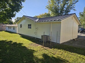 309 E Mayfair Ln in Hartford City, IN - Building Photo - Building Photo