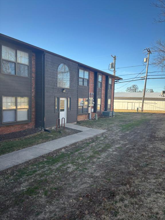 1221 S Park Ave in Aurora, MO - Building Photo - Building Photo