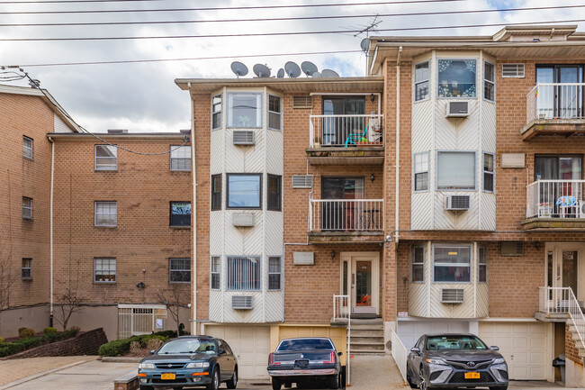 1212 64th St in Brooklyn, NY - Foto de edificio - Building Photo