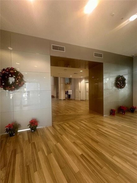 1750 N Bayshore Dr, Unit 1615 in Miami, FL - Building Photo - Building Photo