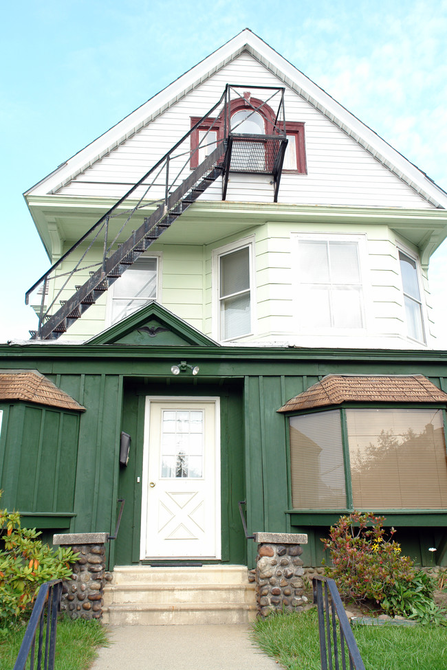 2221 Broadway in Schenectady, NY - Foto de edificio - Building Photo