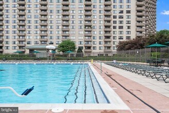 5225 Pooks Hill Rd in Bethesda, MD - Building Photo - Building Photo