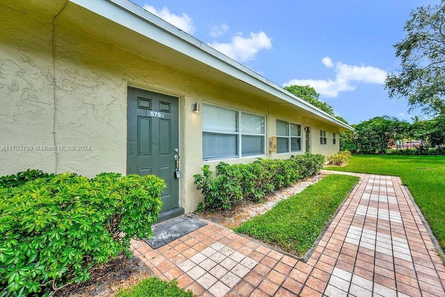 567 Kathy Ct in Margate, FL - Building Photo