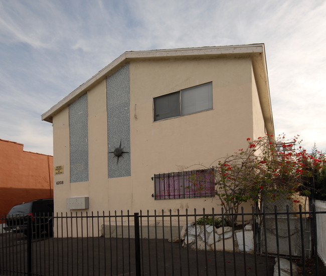 6208 S San Pedro St in Los Angeles, CA - Building Photo - Building Photo