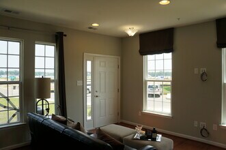 151 Kyle Dr, Unit 151 in Tinton Falls, NJ - Foto de edificio - Building Photo