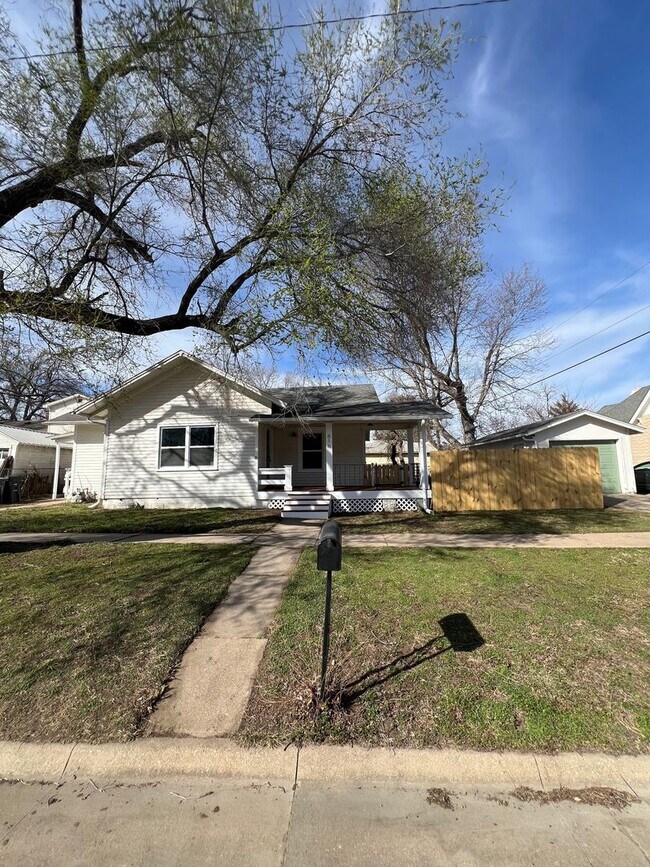 816 W Ash Ave in El Dorado, KS - Building Photo - Building Photo