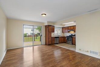 1684 College Green Dr in Elgin, IL - Foto de edificio - Building Photo