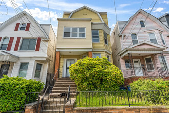 29 Bayview Ave, Unit Second Floor in Jersey City, NJ - Foto de edificio - Building Photo