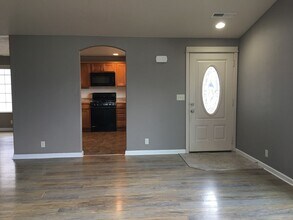 60 Almond Way in Creswell, OR - Building Photo - Building Photo