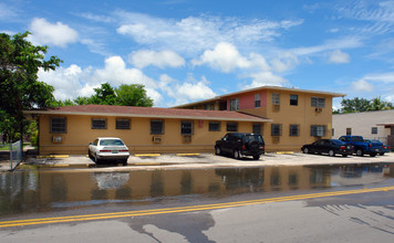 Paradise Apartments in North Miami, FL - Building Photo - Building Photo