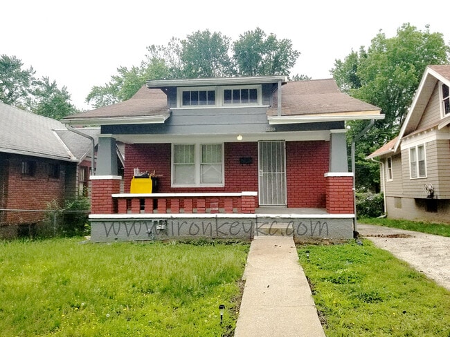 2203 E 70th St