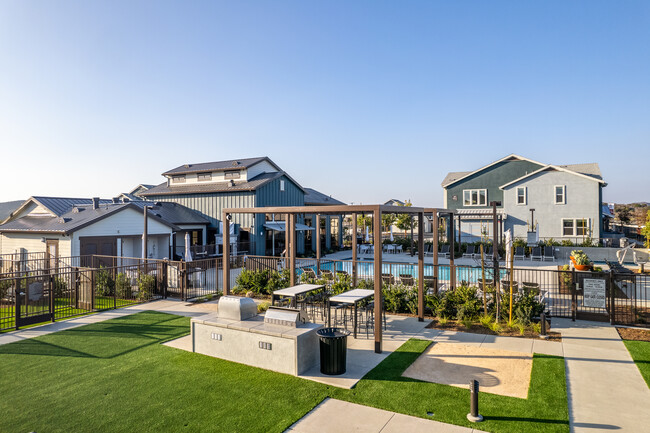 The Overlook at Los Patrones in Rancho Mission Viejo, CA - Foto de edificio - Building Photo