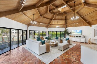 989 Admiralty Parade in Naples, FL - Foto de edificio - Building Photo