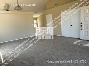 4601 Triple Crown Dr in Bakersfield, CA - Building Photo - Building Photo