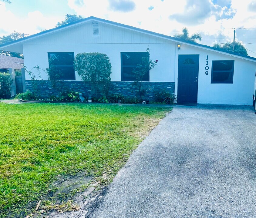 1104 Neoga St in Jupiter, FL - Building Photo