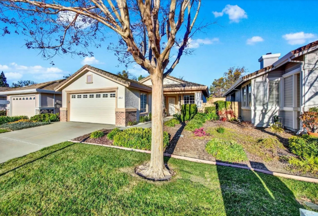 242 Bartlett Ln in Vacaville, CA - Building Photo
