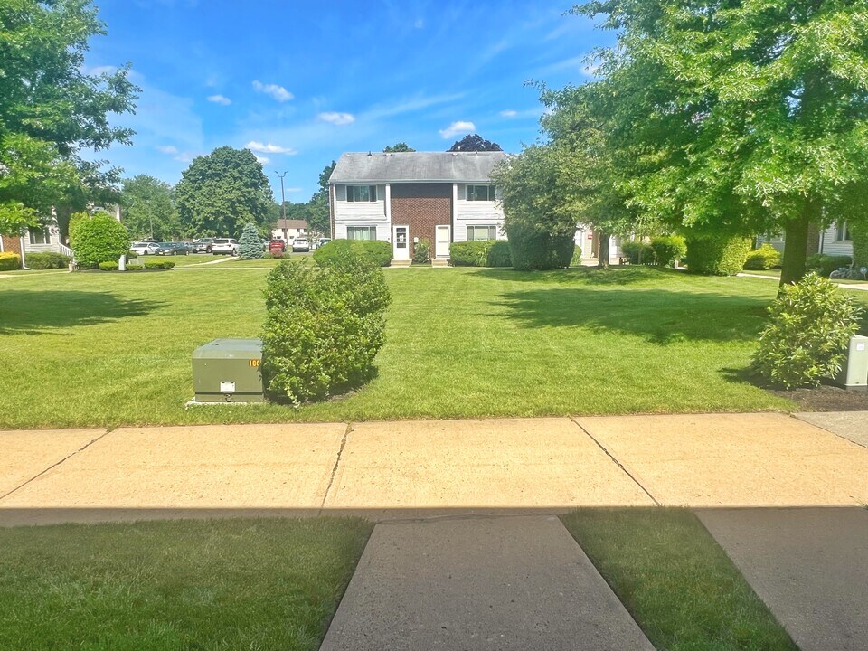 13 Quincy Cir in Dayton, NJ - Building Photo