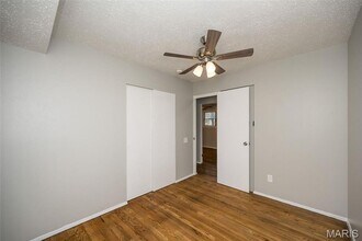 1060 Kingsbrook Ln in Florissant, MO - Building Photo - Building Photo