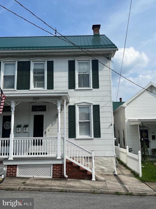 205 S Potomac St in Waynesboro, PA - Foto de edificio