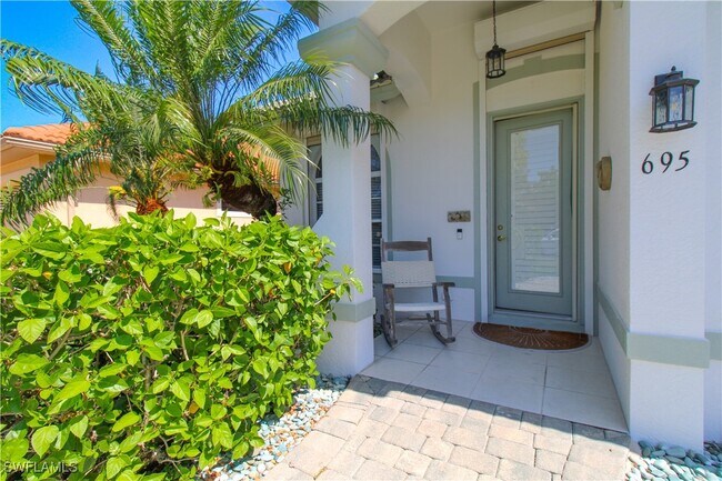 695 92nd Ave N in Naples, FL - Foto de edificio - Building Photo