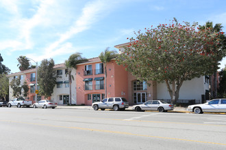 Gateway Plaza Apartments in Oxnard, CA - Building Photo - Building Photo