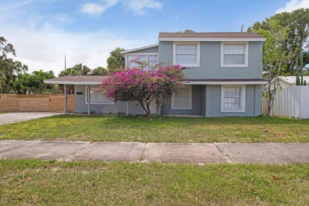 510 3rd St in Lake Park, FL - Building Photo