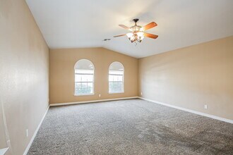 7125 W Tropical Island Cir in Las Vegas, NV - Foto de edificio - Building Photo