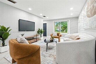 8041 SW 20th Pl in Davie, FL - Building Photo - Building Photo