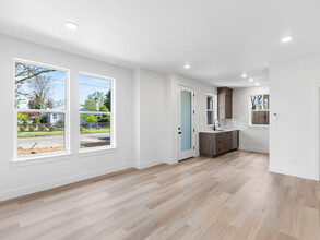 6512 Ramona St in Portland, OR - Building Photo - Interior Photo