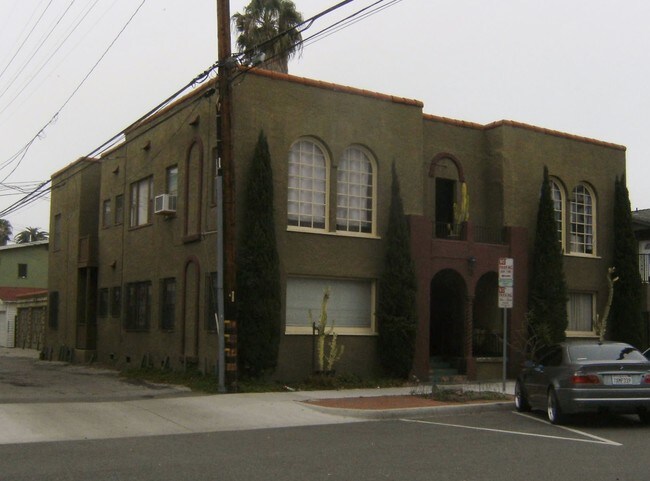 25 Falcon Ave in Long Beach, CA - Foto de edificio - Building Photo