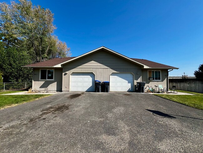 205 Valleyview Ave in Selah, WA - Building Photo - Building Photo