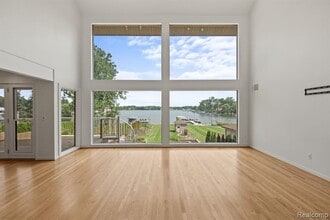 2380 Walnut Lake Rd in West Bloomfield, MI - Foto de edificio - Building Photo