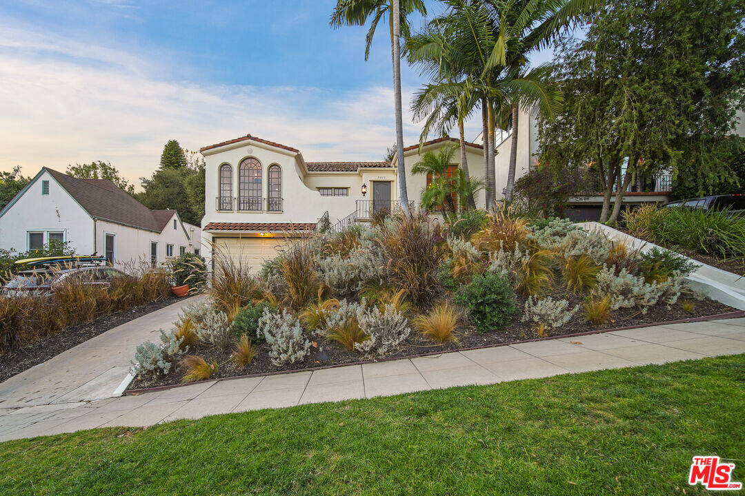 2015 Alexandria Ave in Los Angeles, CA - Foto de edificio