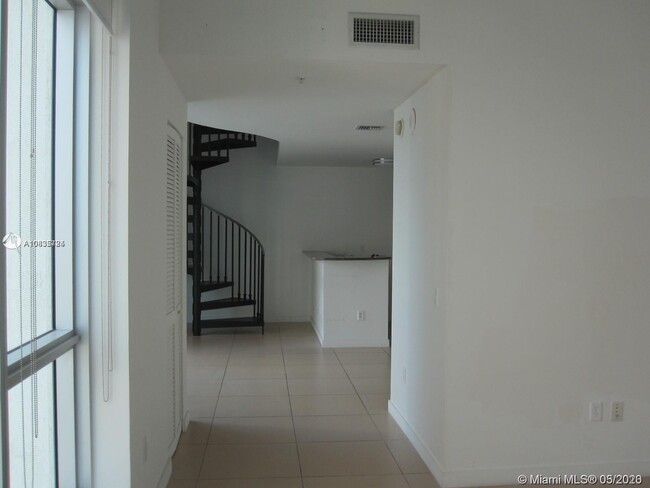 300 S BISCAYNE, Unit 830 in Miami, FL - Building Photo - Building Photo