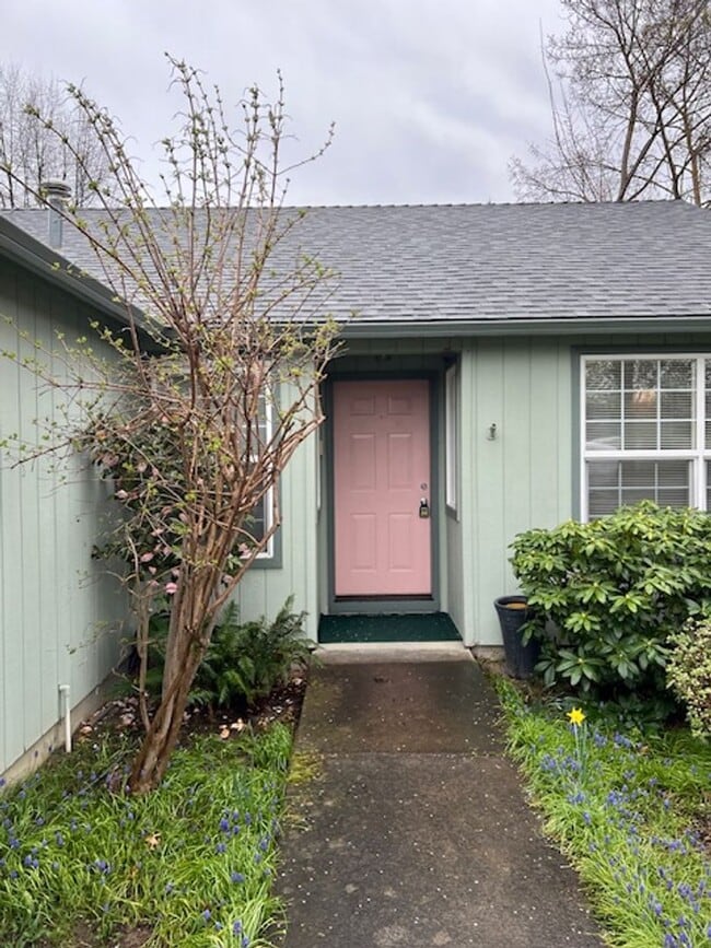 613 Benjamin Way in Phoenix, OR - Foto de edificio - Building Photo