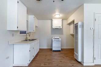 522 Sierra Dr in Modesto, CA - Foto de edificio - Building Photo