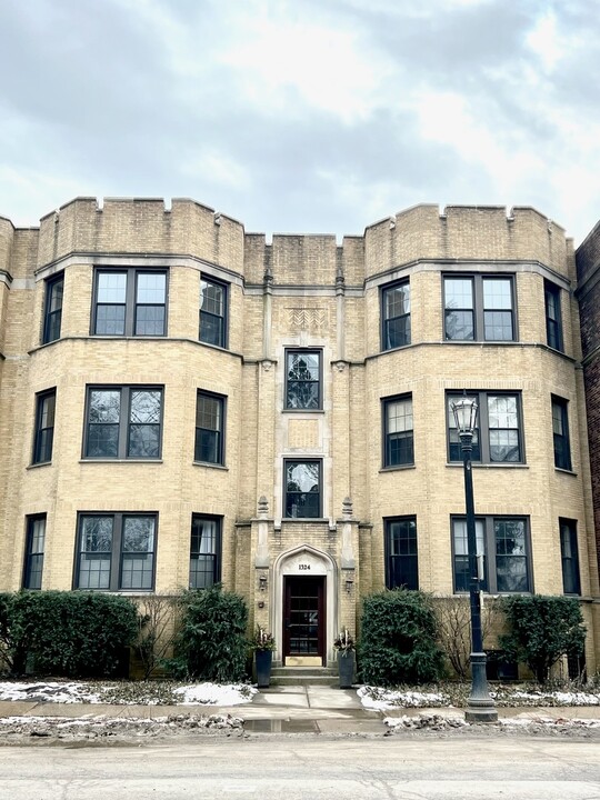 1324 Central St in Evanston, IL - Building Photo