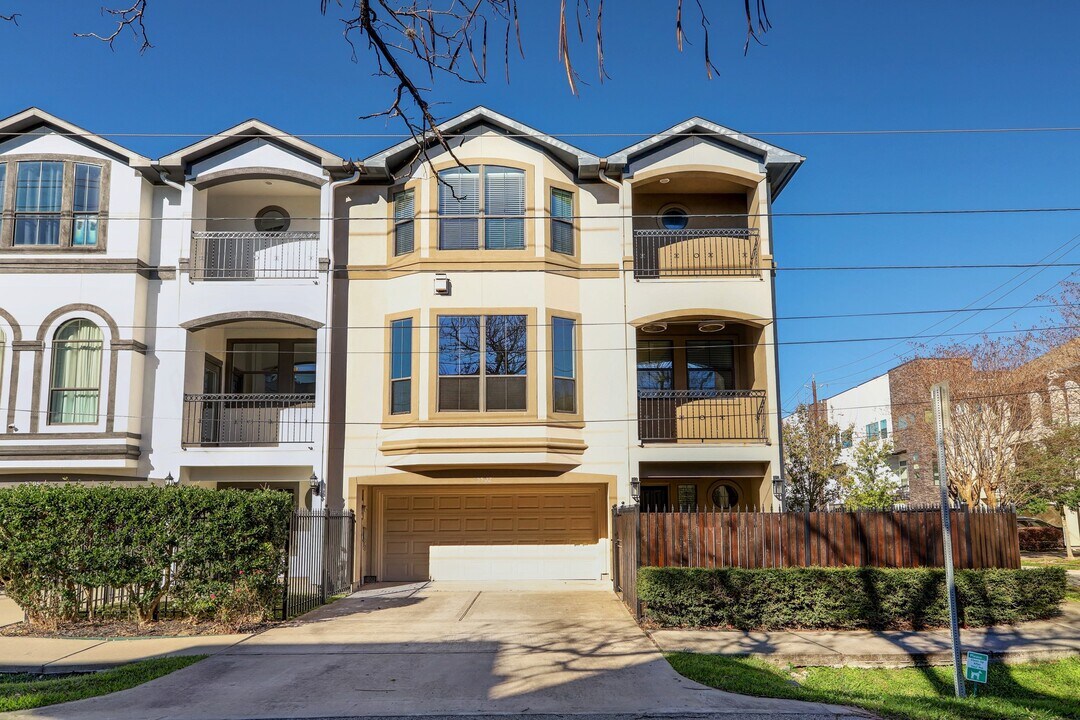 5502 Blossom St in Houston, TX - Building Photo