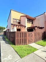 445 W Park Dr in Miami, FL - Building Photo
