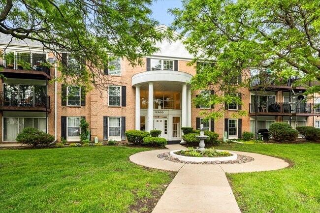 5300 Carriage Way Dr in Rolling Meadows, IL - Building Photo - Building Photo