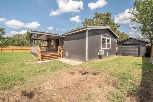 215 Shady Oak St in Somerville, TX - Building Photo - Building Photo