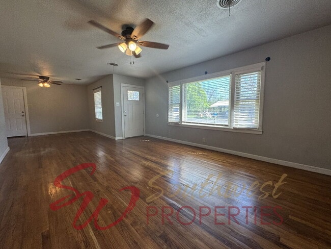 108 S Blakeney St in Stephenville, TX - Building Photo - Building Photo