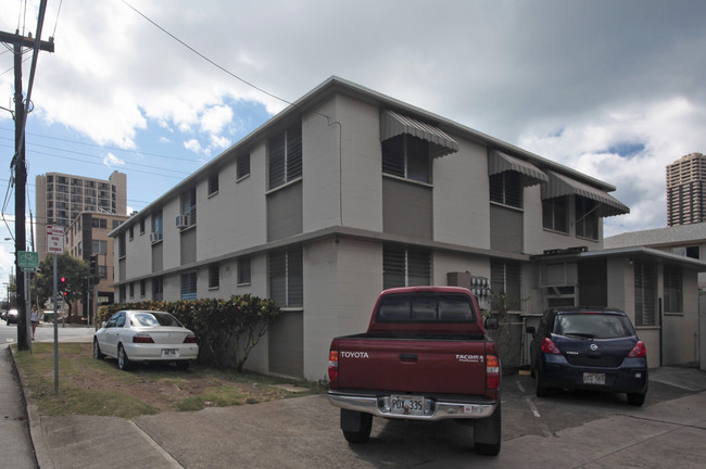 746 McCully St in Honolulu, HI - Building Photo - Building Photo