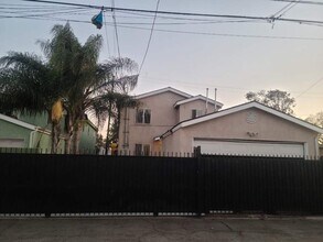 633 E 81st St in Los Angeles, CA - Building Photo - Building Photo