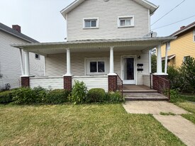 102 W Chartes St in New Castle, PA - Building Photo