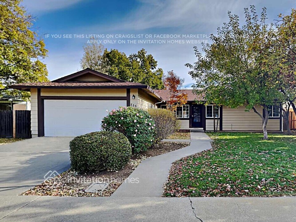 555 Spruce St in Dixon, CA - Foto de edificio