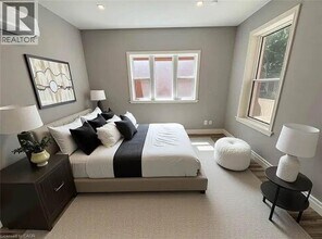 200 Holton Ave S in Hamilton, ON - Building Photo - Building Photo