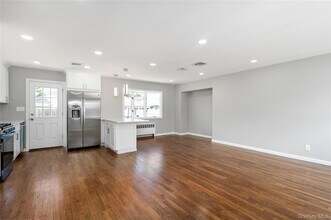 258 Gilling Rd in Seaford, NY - Foto de edificio - Building Photo