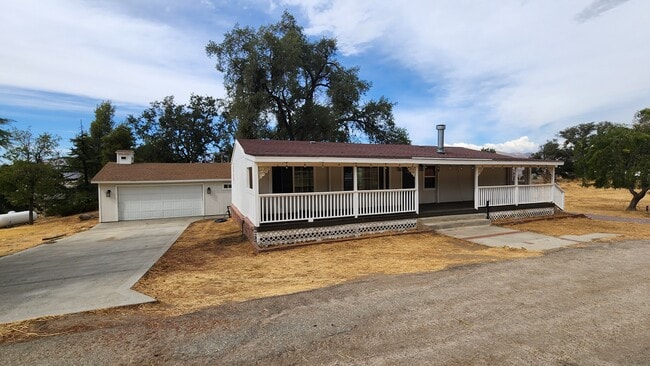 18400 Pellisier Rd in Tehachapi, CA - Building Photo - Building Photo