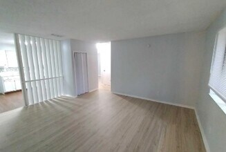 5123 Westchase Ct, Unit 3 in Jacksonville, FL - Building Photo - Building Photo